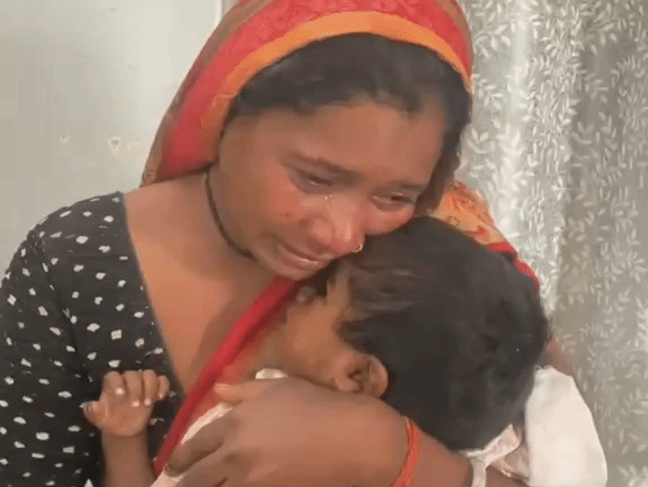 मां बेटे को सीने से लगाकर रोने लगी।