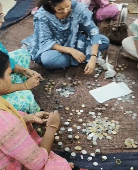 देवास टेकरी पर प्रतिदिन दान गिनती की वीडियोग्राफी होती है।