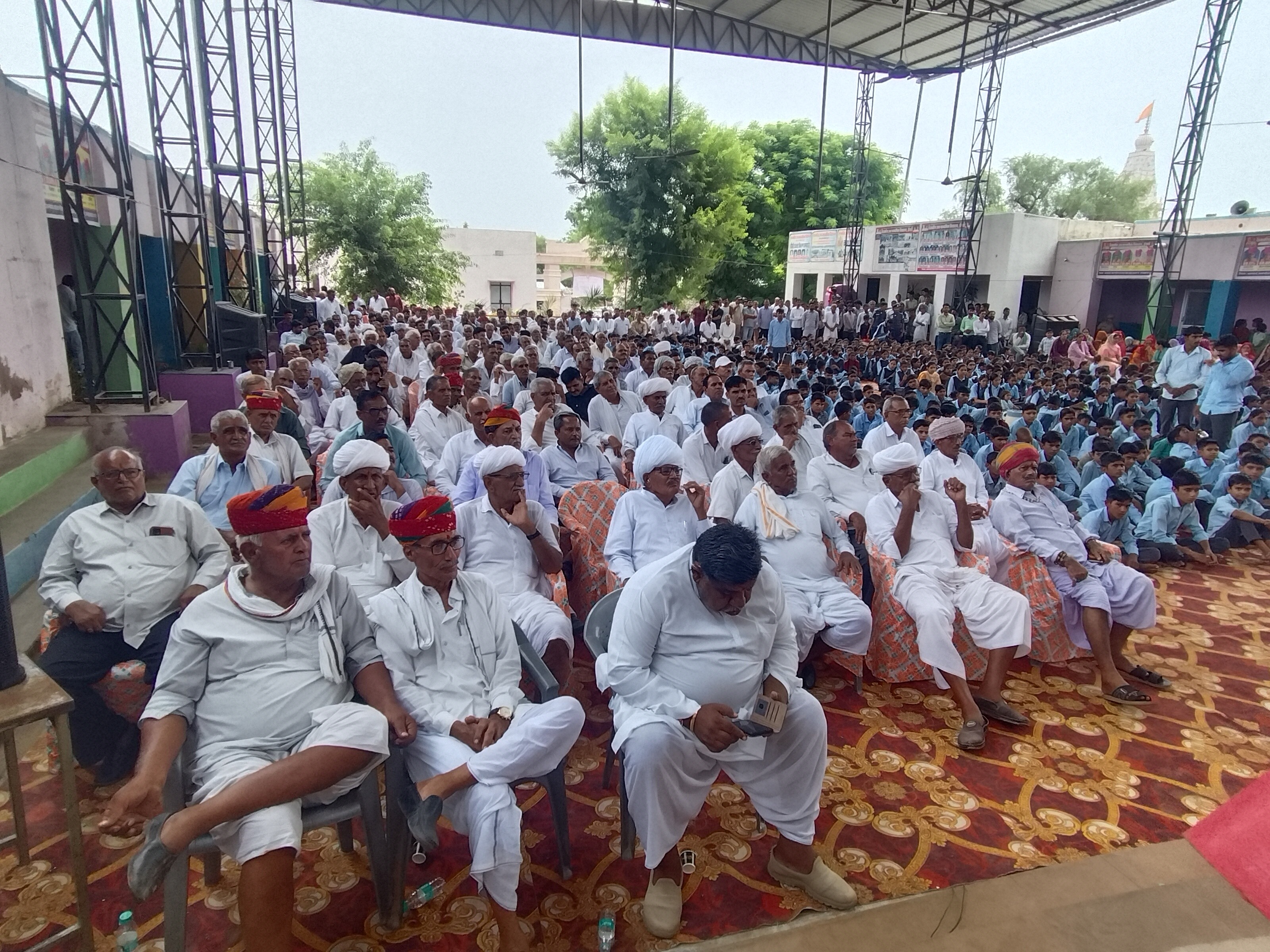 कार्यक्रम में पहुंचे ग्रामीण।
