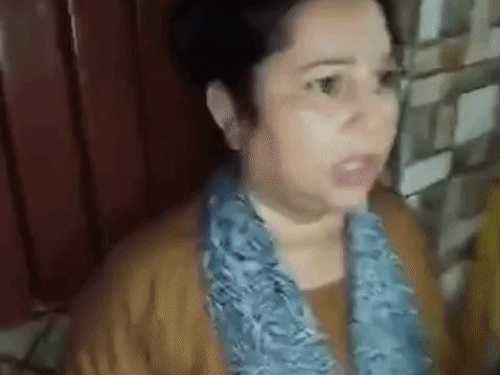 मामले की जानकारी देते हुए महिला।