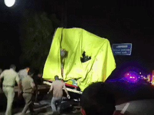 कुंडली मानेसर पलवल एक्सप्रेस वे पर ट्रक के नीचे फंसे पुलिस जवान को निकालते पुलिसकर्मी। - Dainik Bhaskar