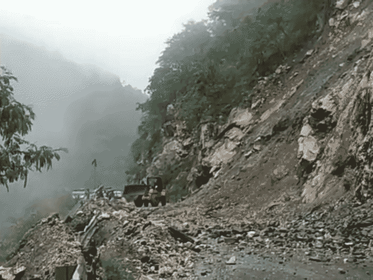 उत्तराखंड के उत्तरकाशी जिले के गंगोत्री नेशनल हाईवे पर लैंडस्लाइड के बाद मलबा हटाया जा रहा।