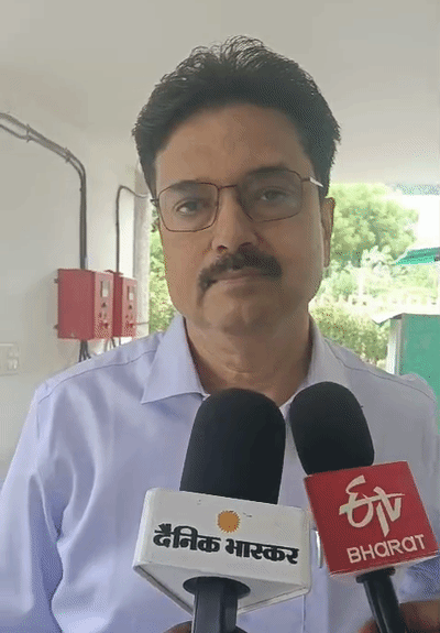 बदलाव की तैयारी बताते प्रो. योगेश सिंह।