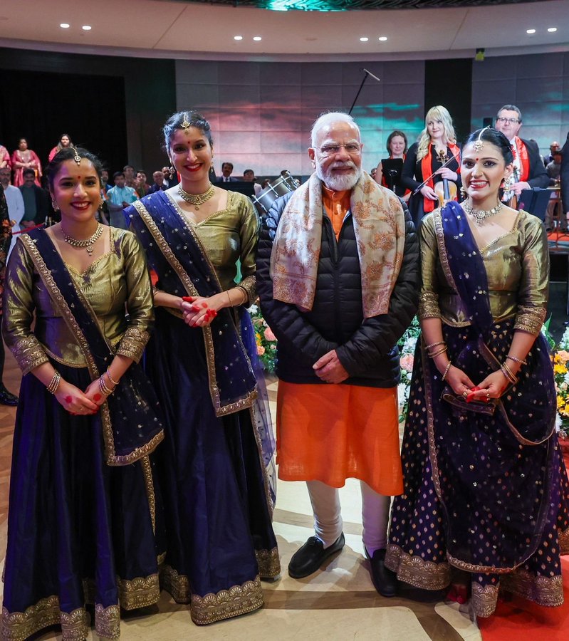 पीएम ने X पर फोटो शेयर करते हुए लिखा- मेलबर्न में भारतीय समुदाय की ओर से स्वागत के दौरान शानदार कथक प्रस्तुति देखकर खुशी हुई।