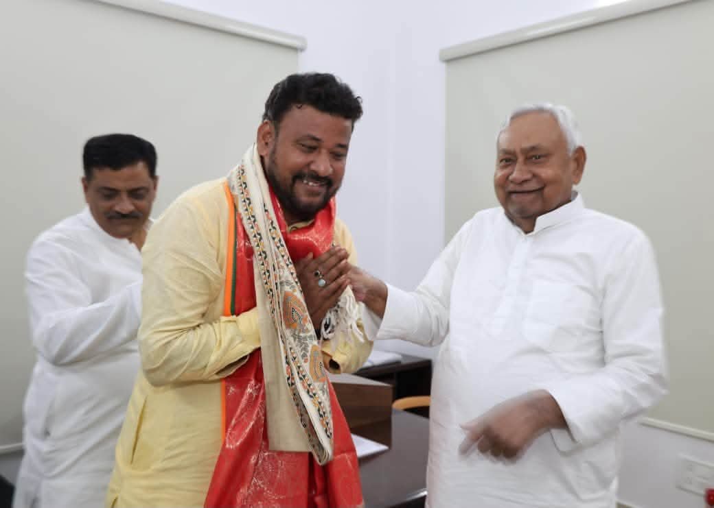 बीजेपी उम्मीदवार अभिषेक सिन्हा उर्फ बंटी ने नीतीश कुमार से मुलाकात की।