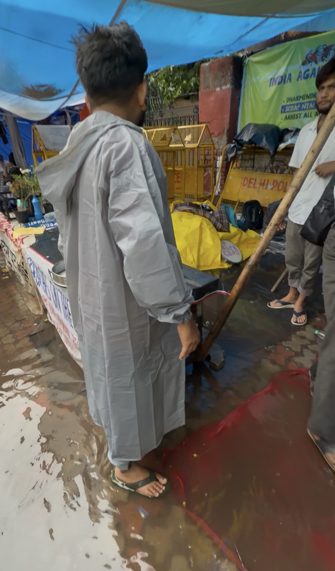 अभिजीत ने बताया कि बारिश के कारण जंतर-मंतर पर स्टूडेंट्स के बिस्तर भीग गए हैं।