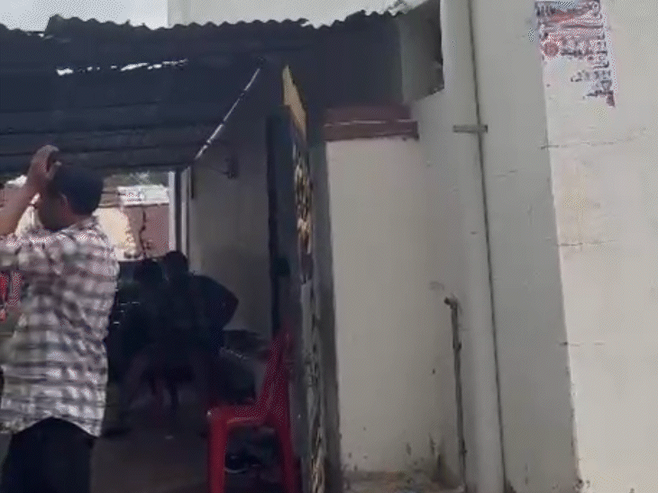 पूर्व विधायक के घर के बाहर लोग खड़े थे.