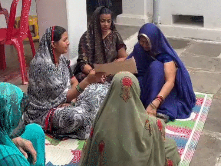 स्त्रियाँ आँगन में बैठी विलाप कर रही थीं।