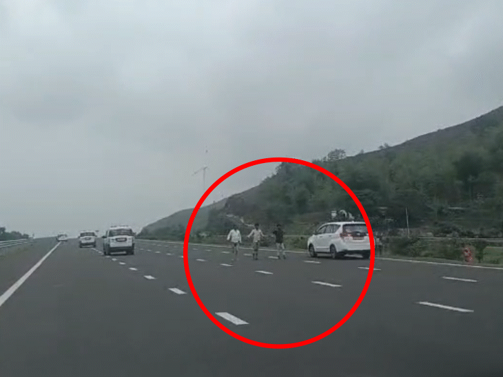 युवक गाड़ियों को रुकने का इशारा कर रहे थे।