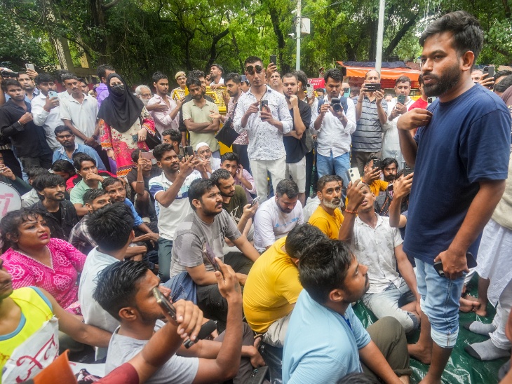 जंतर-मंतर पर प्रधान के इस्तीफे की मांग को लेकर भूख हड़ताल कर रहे छात्र और दीपके (सबसे दाएं)।