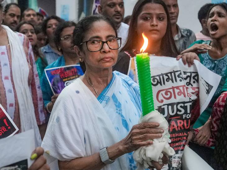 TMC प्रमुख ममता बनर्जी ने 6 जुलाई 2026 को कोलकाता के बारुईपुर में 11 साल की बच्ची के कथित रेप और हत्या के विरोध में समर्थकों के साथ कैंडल मार्च निकाला। - Dainik Bhaskar