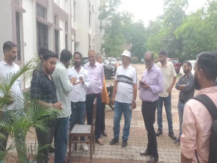 तालाबंदी के बाद अधिकारियों से बात करते स्कॉलर। - Dainik Bhaskar