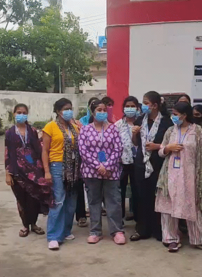 NMCH परिसर में प्रदर्शन करती छात्राएं।