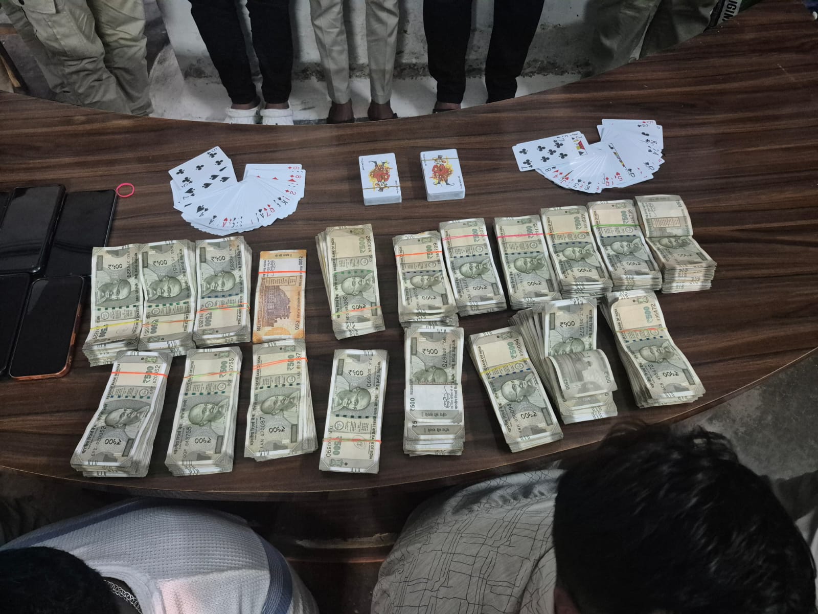 पुलिस ने 9 लाख से ज्यादा कैश जब्त किया है।
