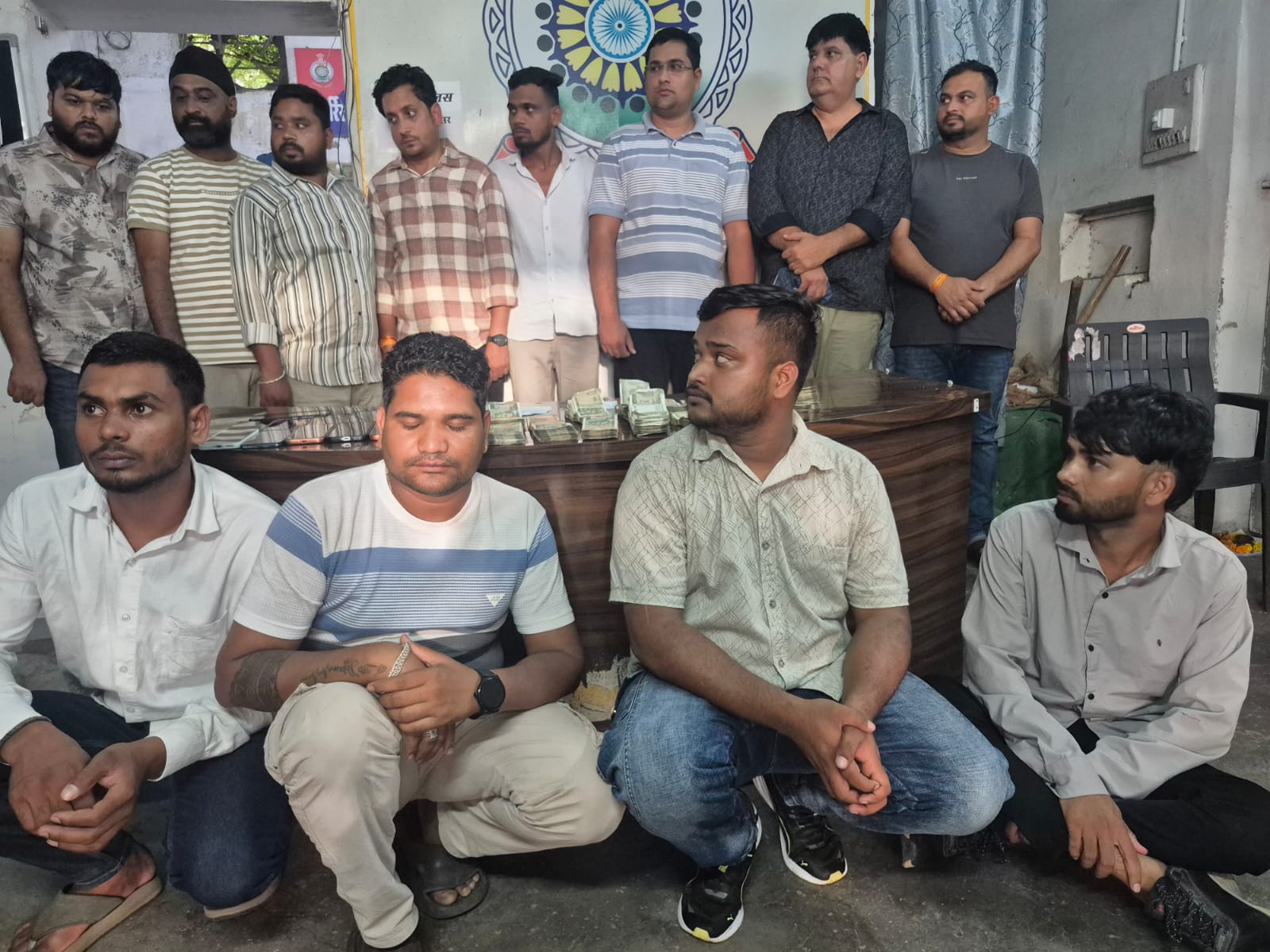 12 लोगों को जुआ खेलते हुए रंगे हाथों पकड़ा गया।