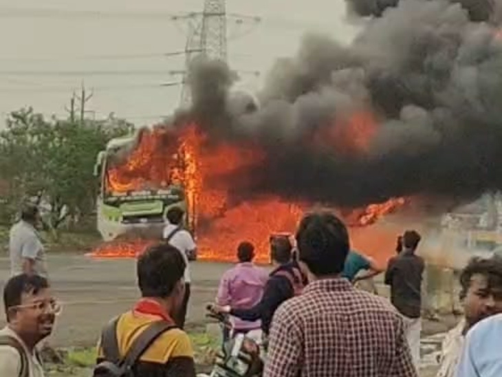 समय रहते बस से यात्रियों को बाहर निकाल लिया गया।