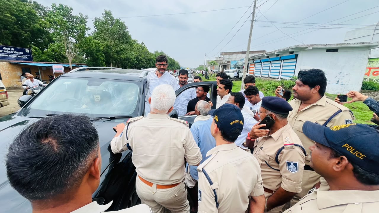 पूर्व विधायक कुणाल चौधरी को अरनियाकलां के पास पुलिस ने रोक लिया.