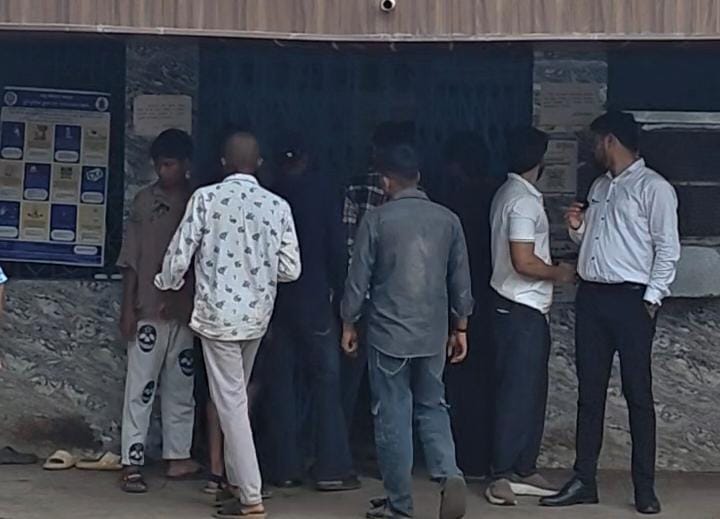 थाने के बाहर लगी शिकायकर्ताओं की भीड़।