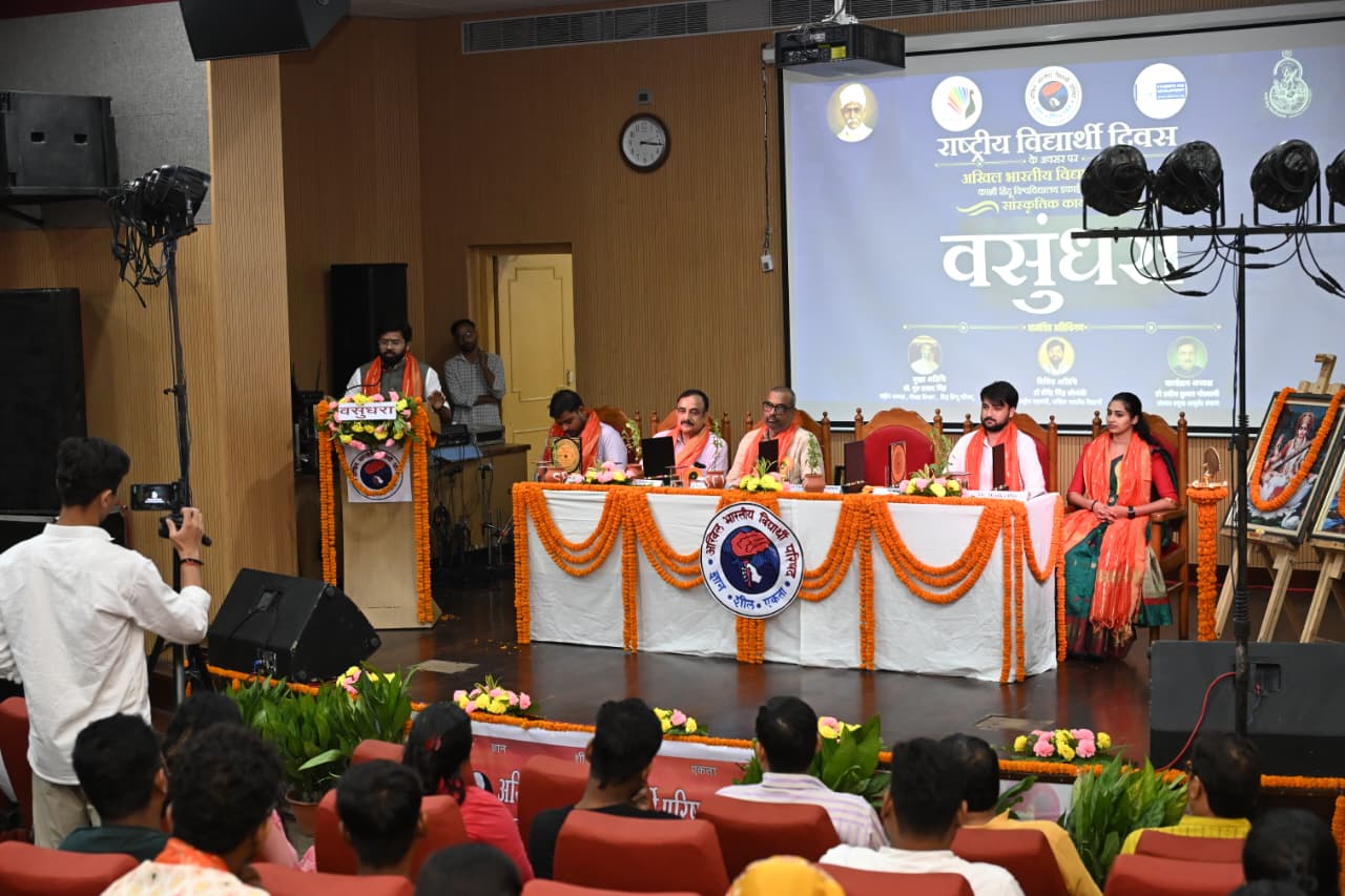 संबोधित करते वक्ता।