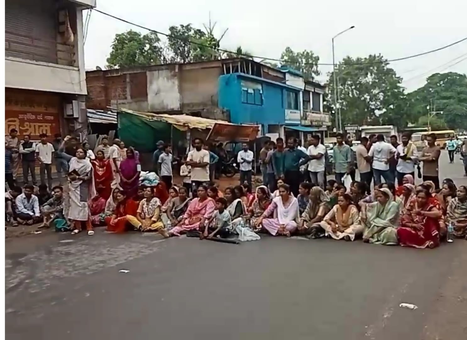 आईसी मार्ट के सामने धरने पर बैठकर महिलाओं ने संचालक की गिरफ्तारी की मांग की।