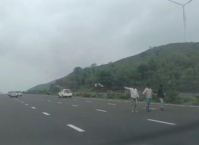 तीन युवकों ने एक्सप्रेस-वे के बीच में आकर इस तरह गाड़ियां रुकवाने की कोशिश की।