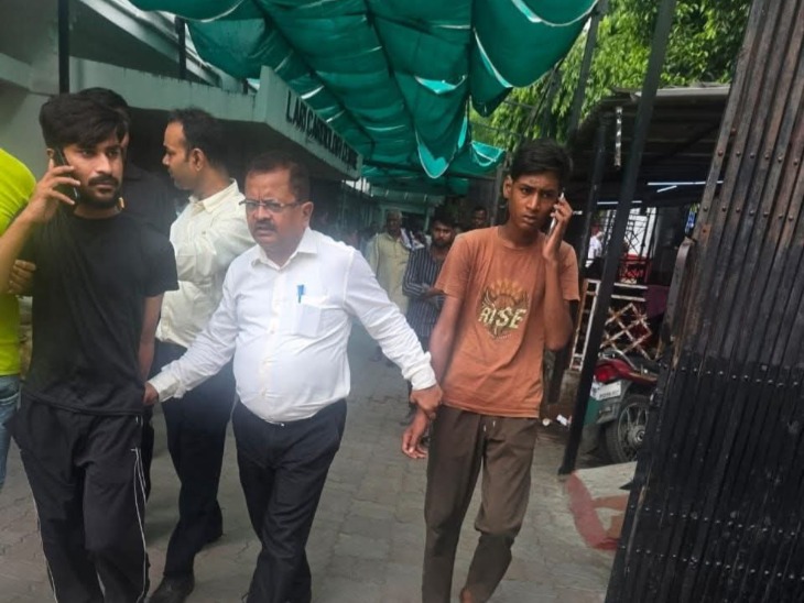 लारी कार्डियोलॉजी में संदिग्ध दलालों के साथ डॉ.केके सिंह और डॉ.भास्कर अग्रवाल