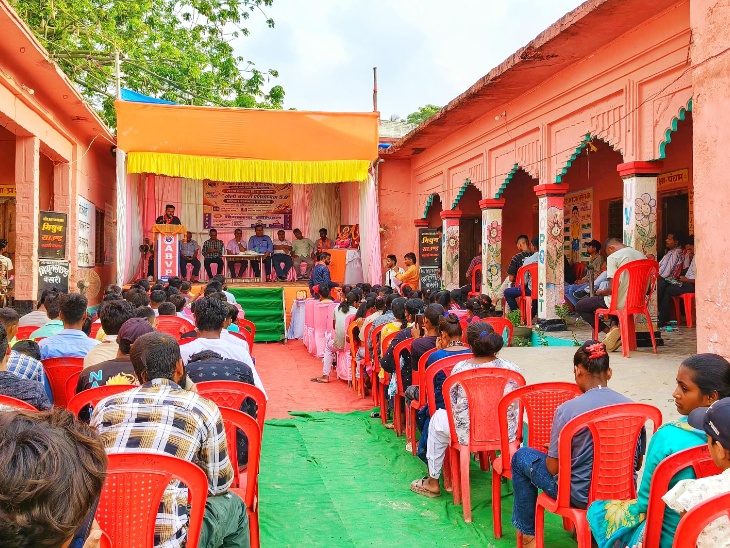 कार्यक्रम में मौजूद स्टूडेंट्स और मुख्य अतिथि।