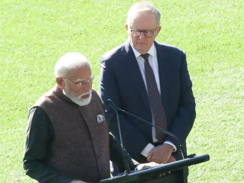 इससे पहले पीएम मोदी शुक्रवार को ऑस्ट्रेलियाई प्रधानमंत्री एंथनी अल्बनीज के साथ मेलबर्न क्रिकेट ग्राउंड पहुंचे।