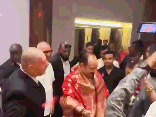 महादेव सट्टा ऐप के मुख्य प्रमोटर ने पं. प्रदीप मिश्रा पर फूल बरसाए।