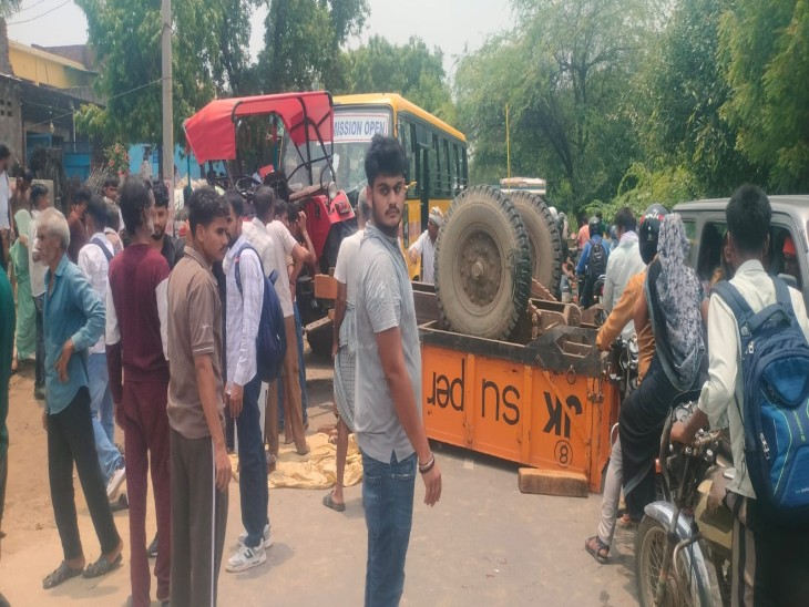 बिरहाना गांव के पास तेज रफ्तार स्कूल बस ने आगे चल रही ट्रैक्टर-ट्रॉली में पीछे से टक्कर मार दी। हादसे में ट्रॉली पलट गई।