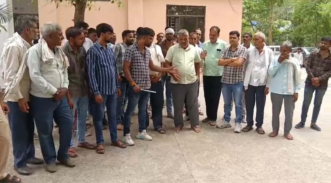 मृतक के परिजन एसएसपी कार्यालय पहुंचे। आरोपियों के खिलाफ कार्रवाई की मांग की।