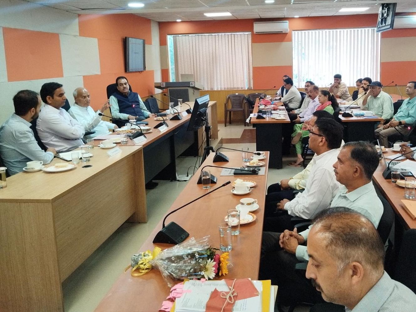 कांगड़ा के ढगवार में निर्माणाधीन मिल्क प्लांट को लेकर अधिकारियों संग मीटिंग करते कृषि मंत्री प्रो. चंद्र कुमार।