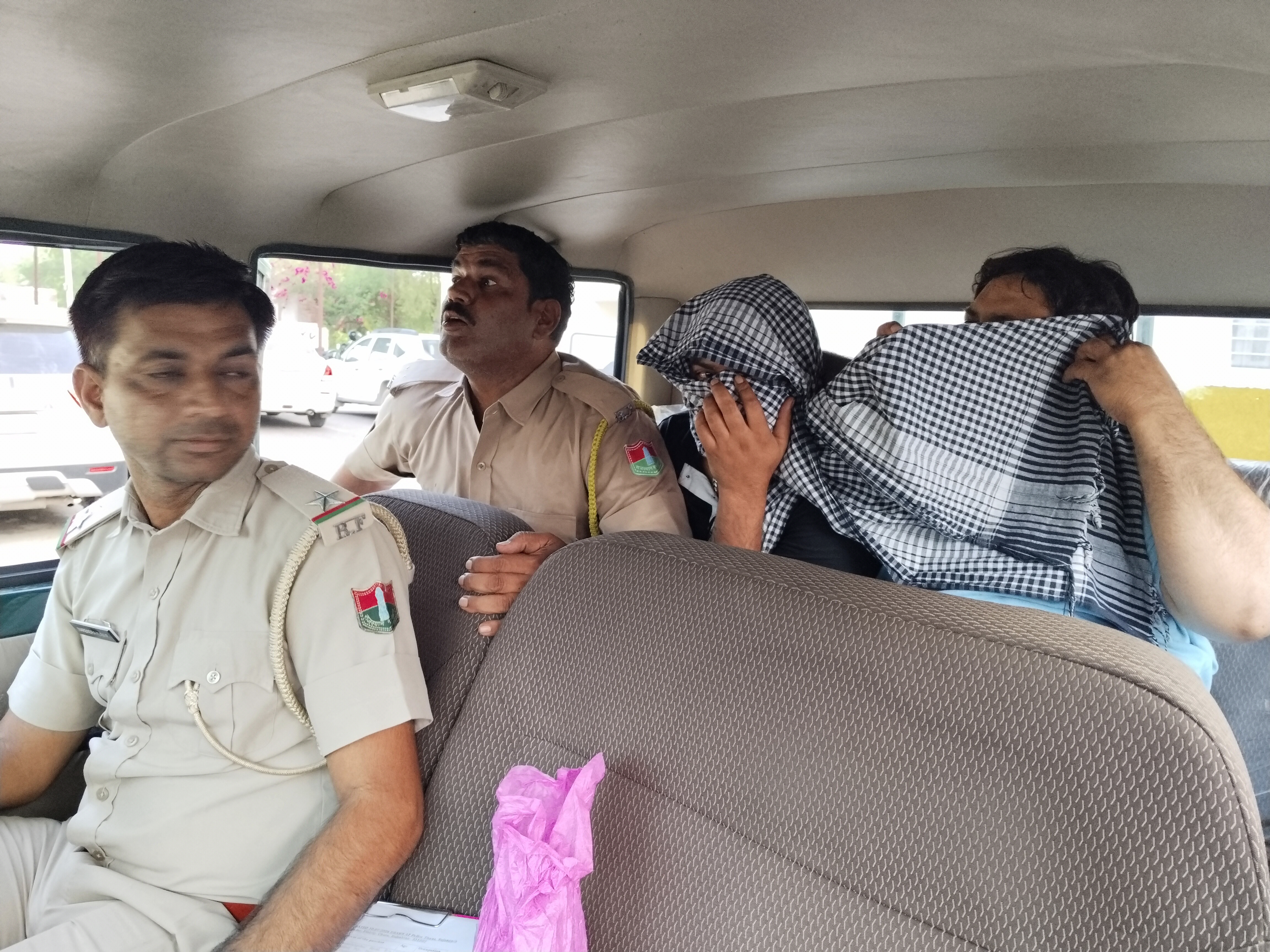 तस्करों को वन विभाग की टीम तालछापर ले गई है।
