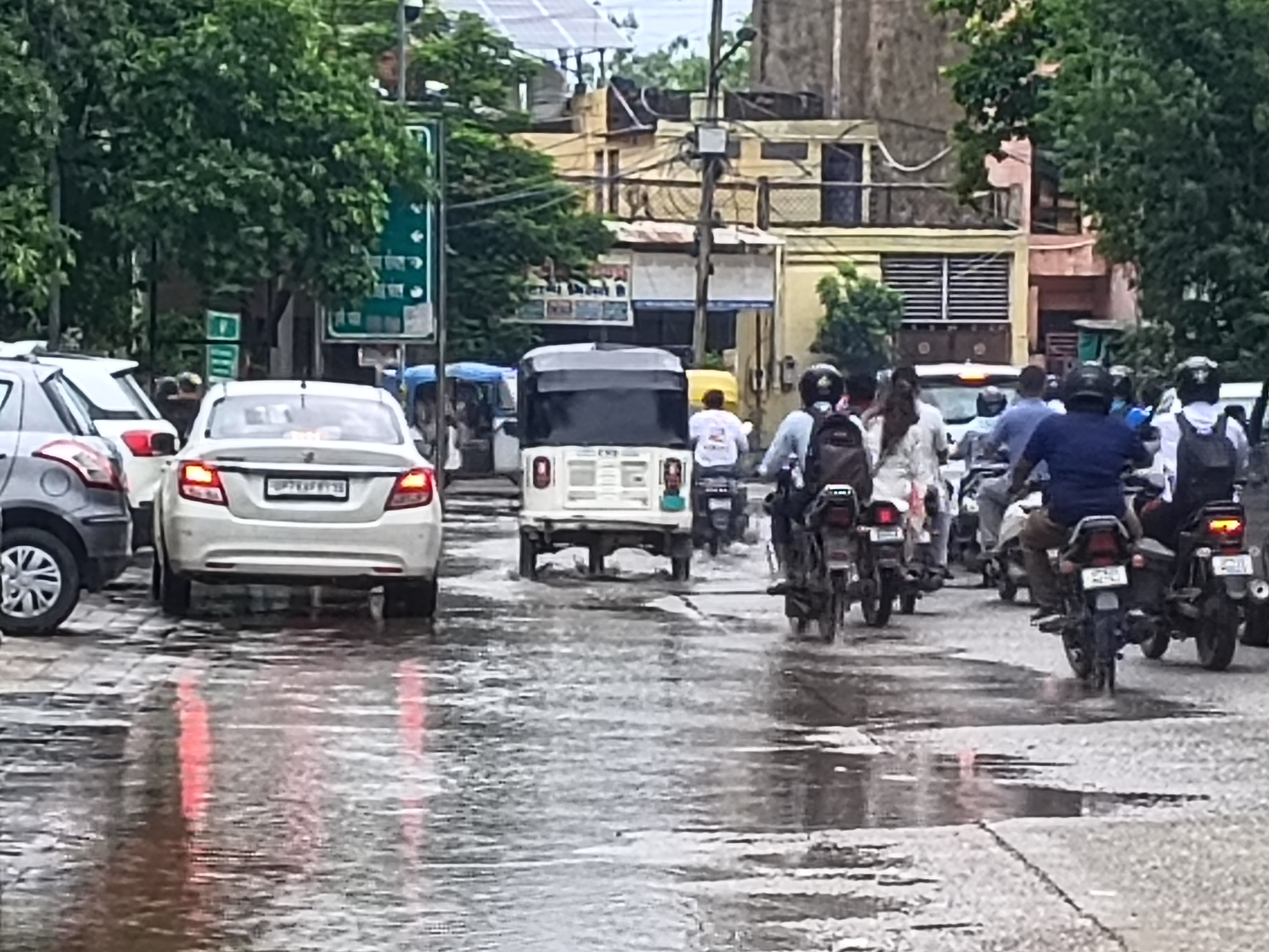 अगले कुछ दिनों तक हल्की बारिश के आसार जताए गए हैं।