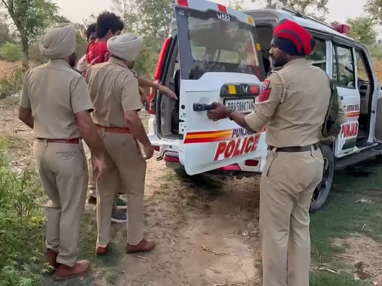 आरोपी को ले जाती हुई पुलिस टीम।
