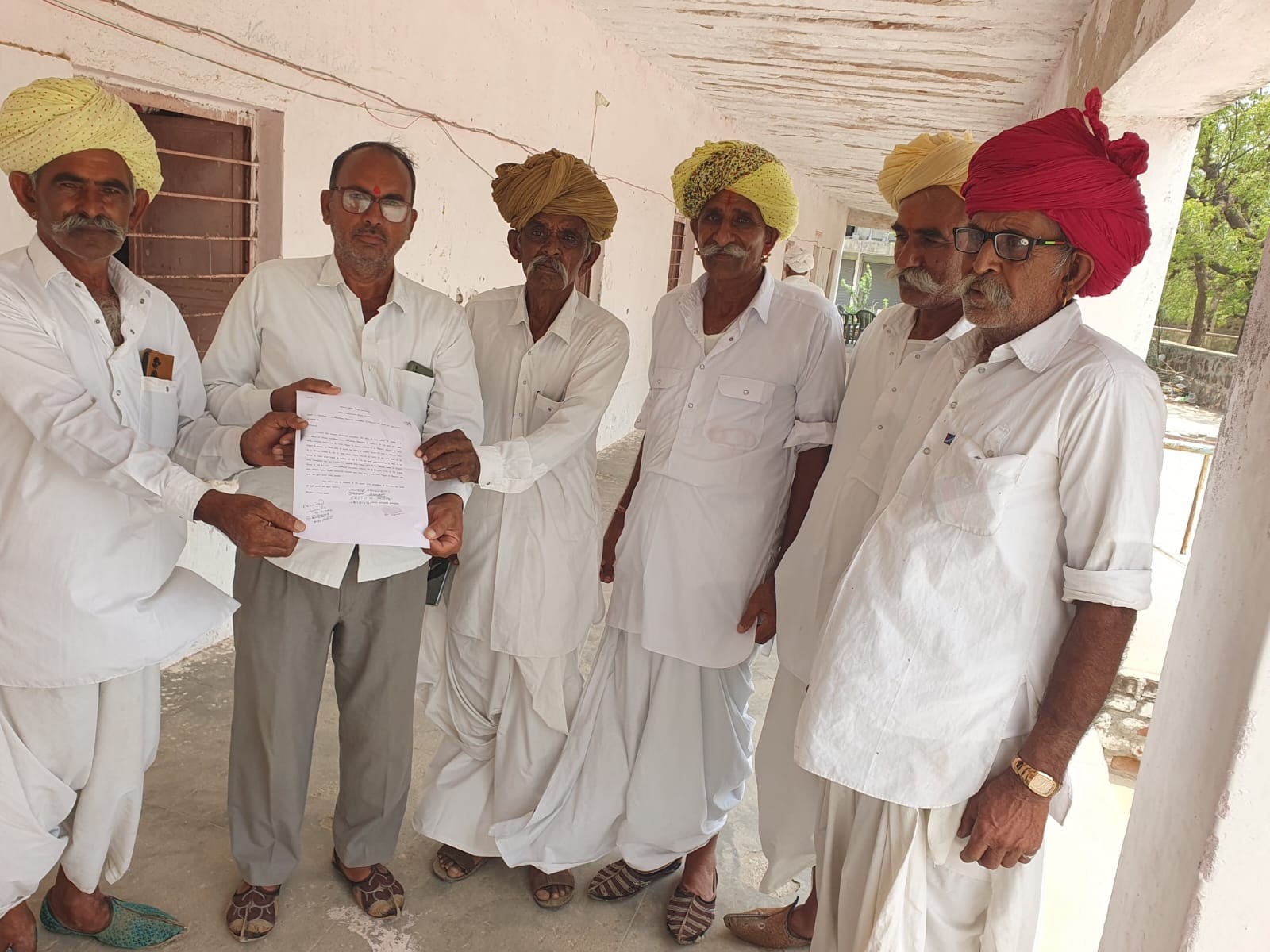 280 स्टूडेंट्स पर सिर्फ 6 टीचर्स, ग्रामीण बोले- बच्चों की पढ़ाई प्रभावित; आंदोलन की चेतावनी