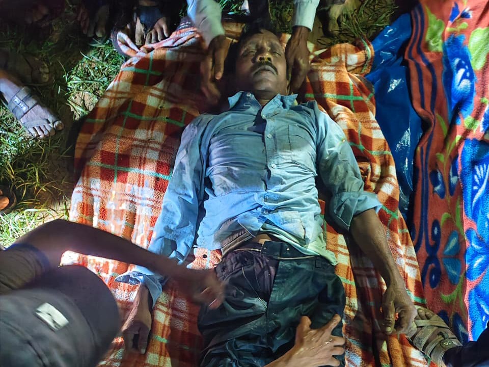 देर रात शव को बाहर निकाला गया।