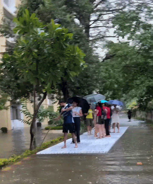 आईआईटी रुढ़की कैंपस में बारिश के बीच नाव बनाकर डांस करते स्टूडेंट्स।