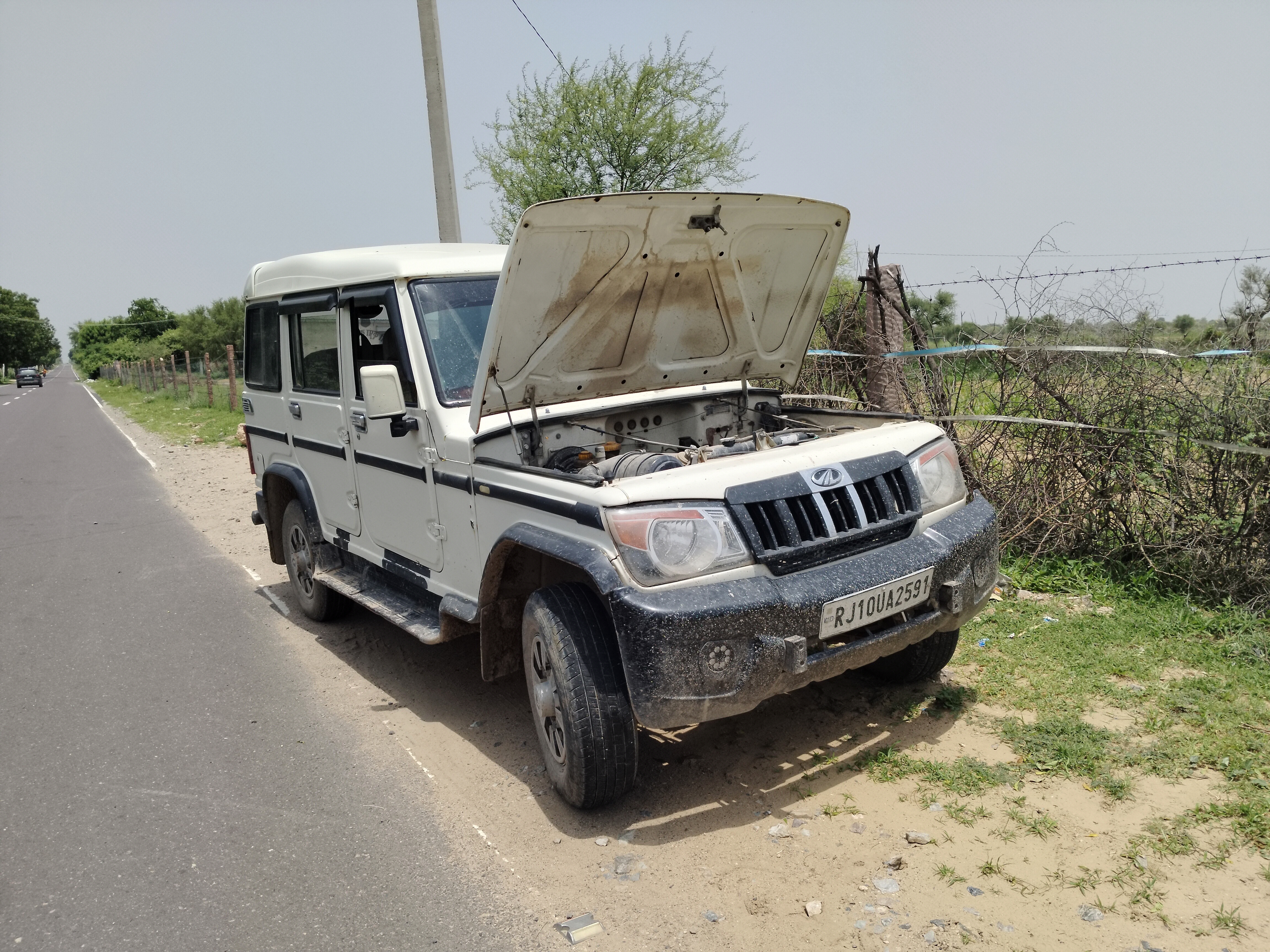 तस्करों से दो कार और एक बाइक बरामद की गई है।