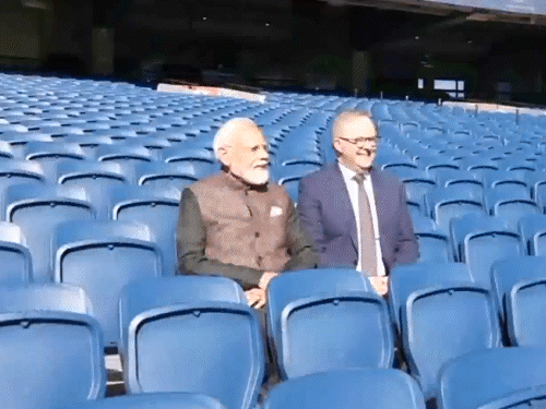 ऑस्ट्रेलियाई पीएम के साथ मोदी मेलबर्न क्रिकेट ग्राउंड के शेन वॉर्न स्टैंड में गए।