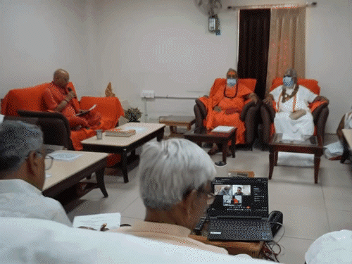 अयोध्या के राम मंदिर में बैठक के दौरान ट्रस्ट के आठ पदाधिकारी मौजूद रहे. तीन सदस्य ऑनलाइन शामिल हुए।