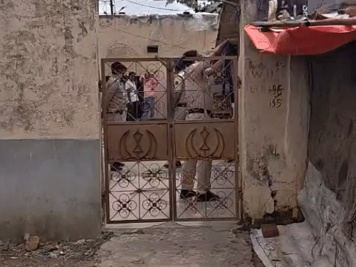 खुशी रामनगर में किराये के कमरे में रहती थी। पुलिस ने मौके पर पहुंचकर जांच की।