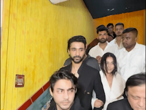 बाहर निकलते समय राघव और शहनाज एक-दूसरे का हाथ थामे दिखे।
