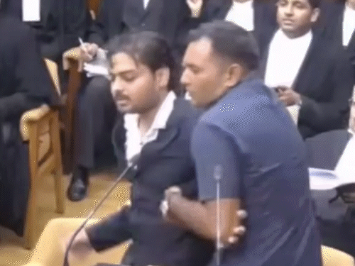 वकील को सिक्योरिटी ने माइक से हटाया और कोर्ट रूम से बाहर ले गई।
