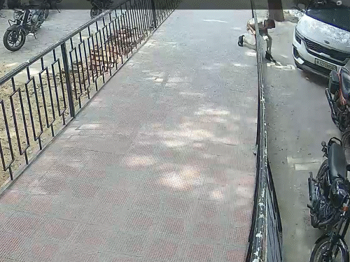 CCTV में आरोपी होमगार्ड पूरी वर्दी (ड्रेस) में एक शर्ट लेकर जाते हुए नजर आ रहा है।