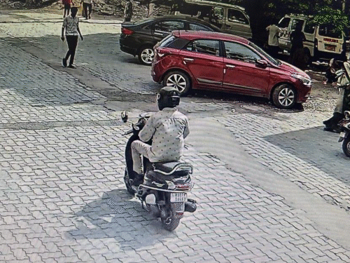 आरोपी होमगार्ड ने अपनी शर्ट बदलकर स्कूटी चुराई थी। CCTV में भी उसकी शर्ट बदली हुई नजर आ रही है।