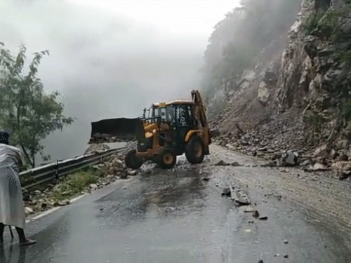 उत्तराखंड के उत्तरकाशी जिले में गंगोत्री राष्ट्रीय राजमार्ग पर नालूपानी के पास लैंडस्लाइड के बाद सड़क से मलबा हटा दिया गया है।