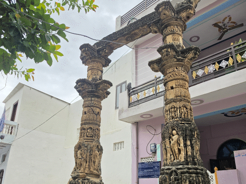 बघेरा गांव में वो तोरण द्वार जहां पर ढोला और मारू की शादी हुई थी। यह आज भी सुरक्षित हैं।