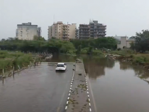 दिल्ली में बारिश के बाद गाजीपुर मंडी इलाके में पानी भर गया।