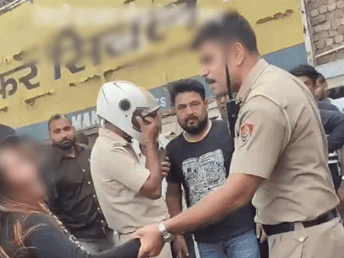 रेवाड़ी में हंगामा कर रही युवती को समझाता पुलिसकर्मी, इसके बाद युवकी ने उसे धक्का मार दिया। - Dainik Bhaskar